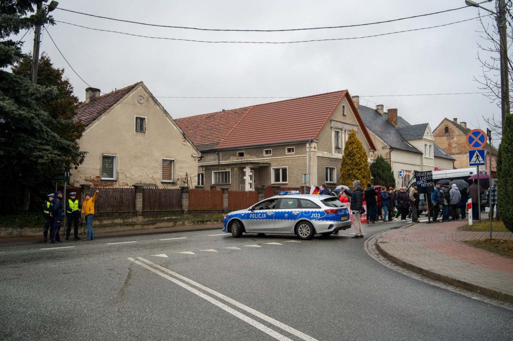 Blokada drogi krajowej nr 39. W Lubszy trwa protest mieszkańców