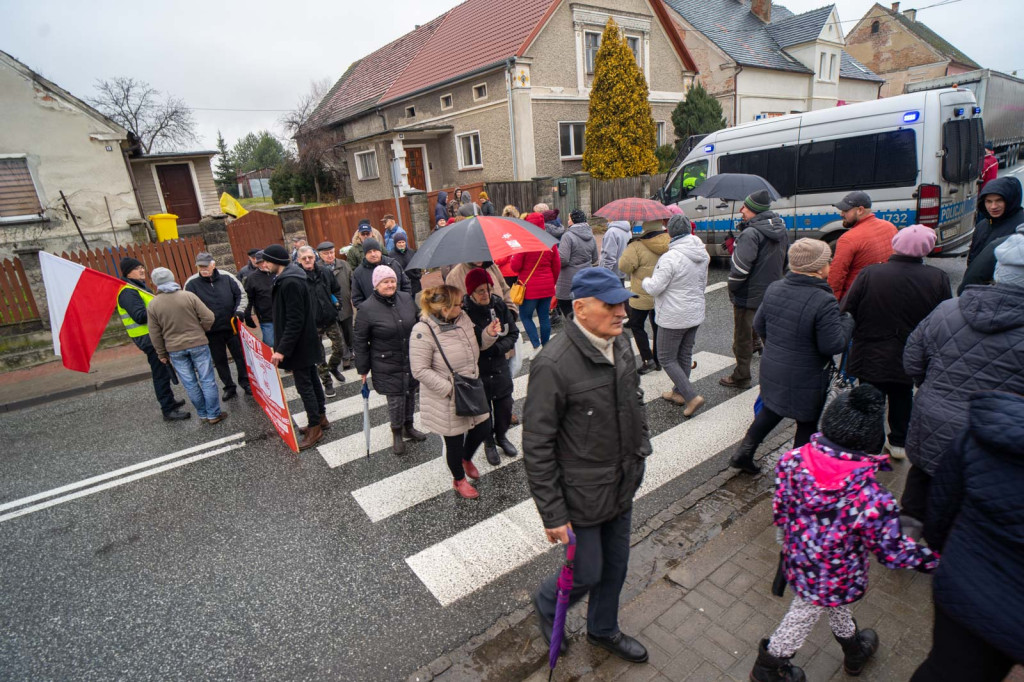 Blokada drogi krajowej nr 39. W Lubszy trwa protest mieszkańców