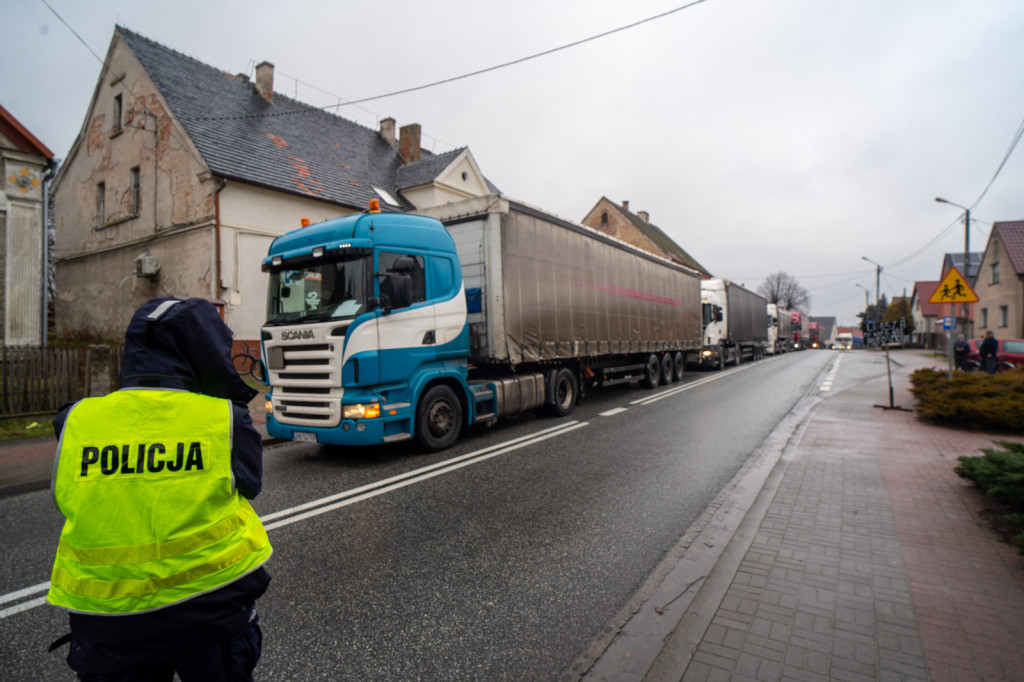 Blokada drogi krajowej nr 39. W Lubszy trwa protest mieszkańców