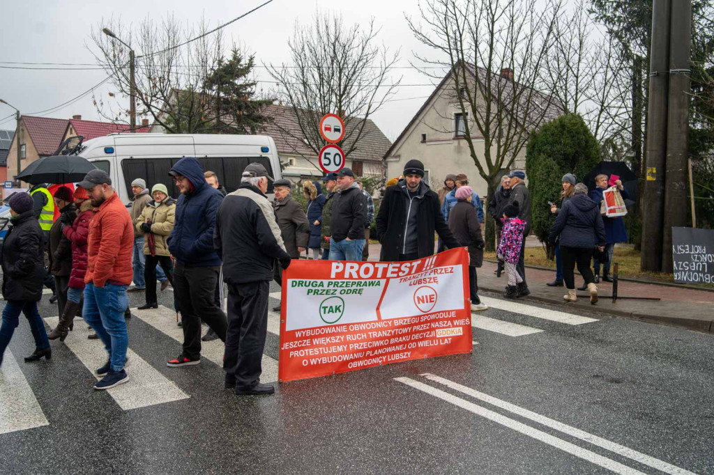 Mieszkańcy Lubszy będą protestować do skutku i zapowiadają cykliczne blokady DK39