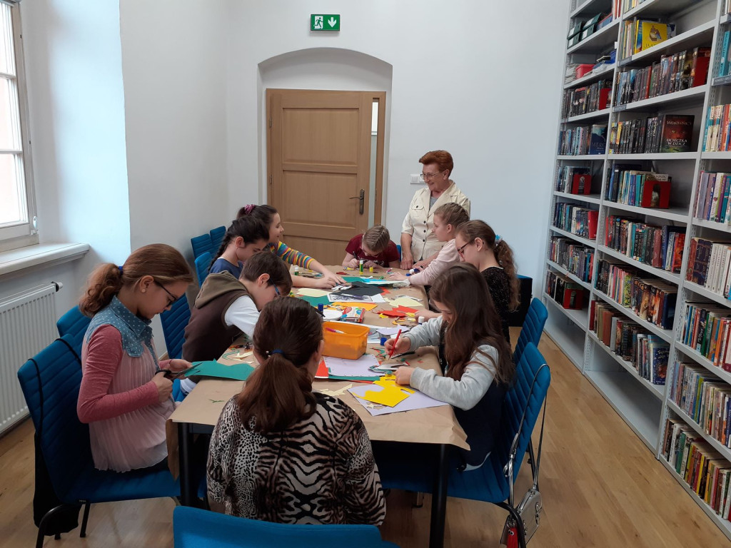 Ferie w grodkowskiej Bibliotece w Ratuszu, w dziale dla dzieci