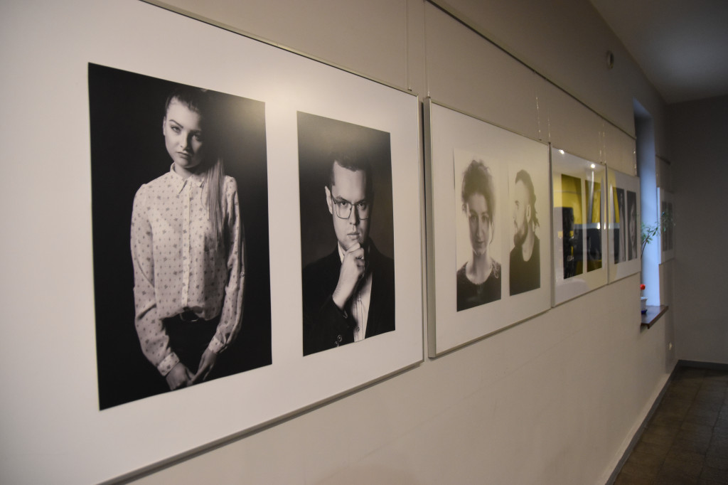 Czarne Portrety - wystawa fotografii Damiana Wolaka w OkiR Grodków
