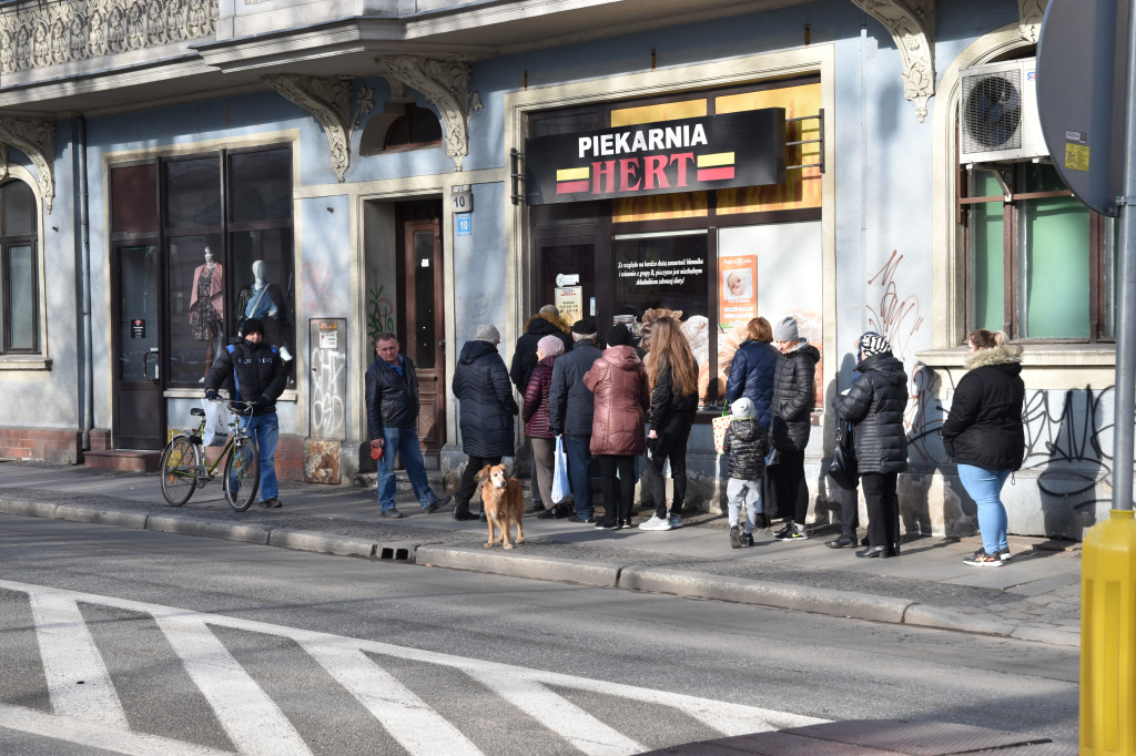 W Brzegu ludzie szturmują piekarnie, masarnie i apteki