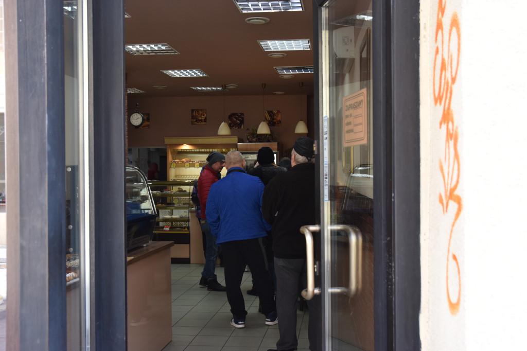W Brzegu ludzie szturmują piekarnie, masarnie i apteki