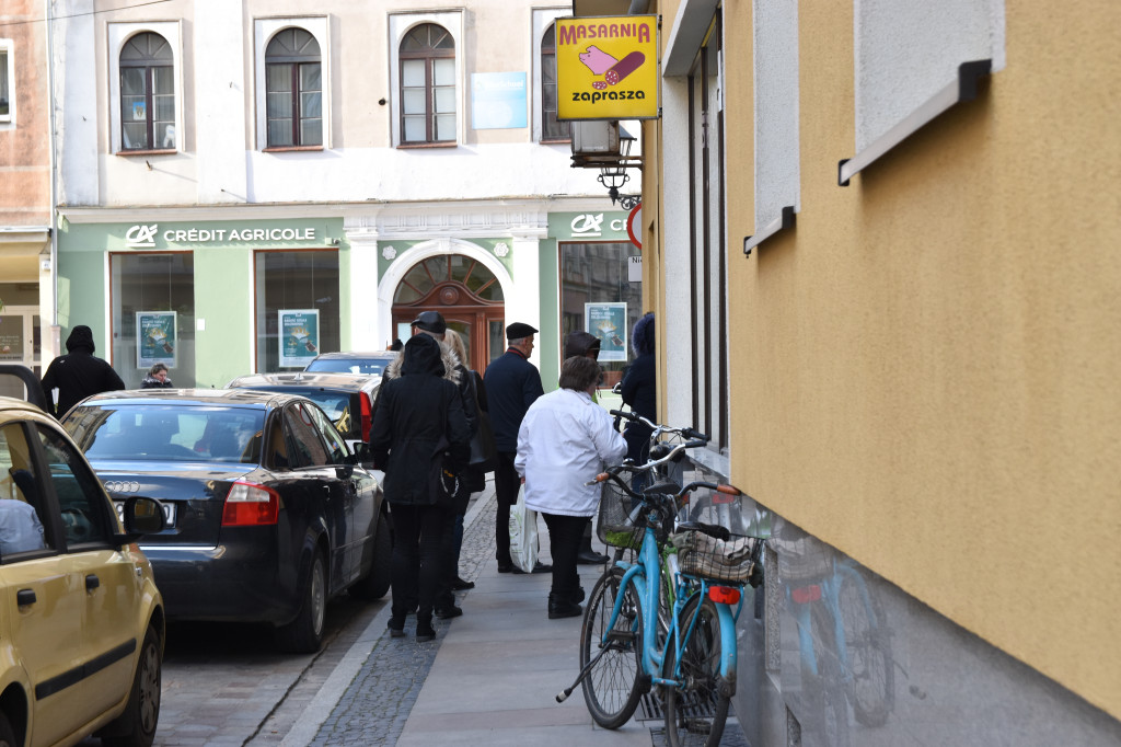 W Brzegu ludzie szturmują piekarnie, masarnie i apteki