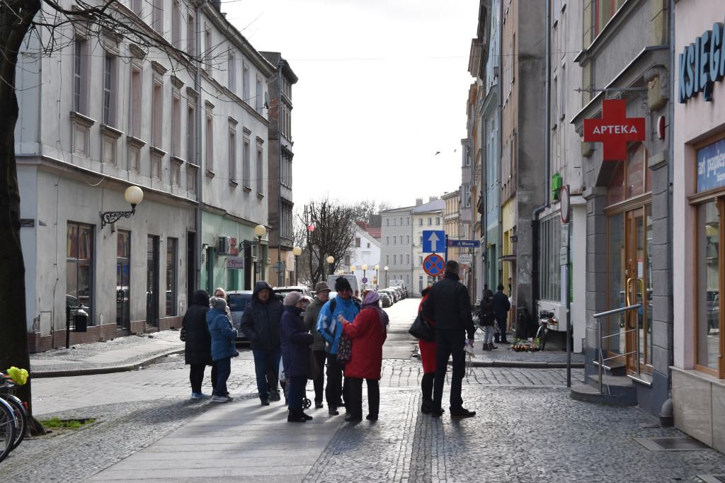 W Brzegu ludzie szturmują piekarnie, masarnie i apteki