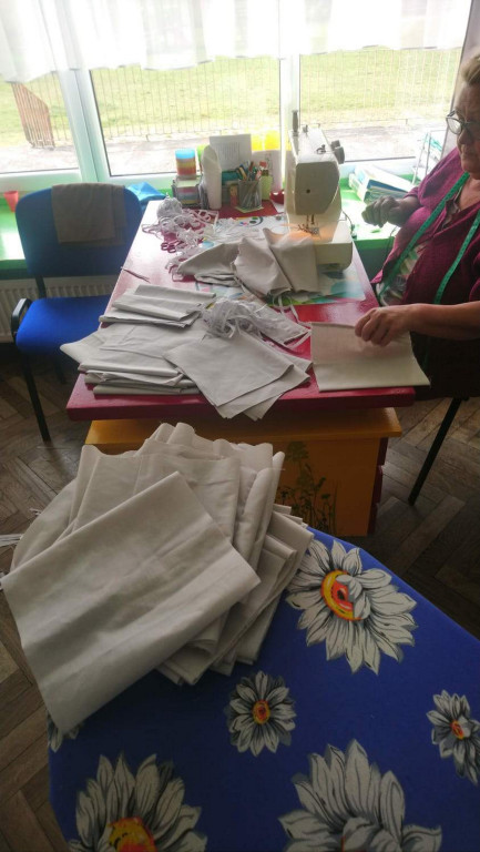 Lewin Brzeski szyje maseczki!