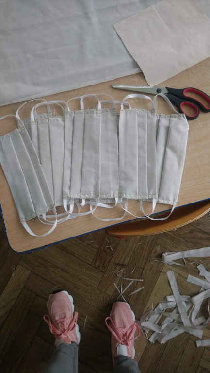 Lewin Brzeski szyje maseczki!