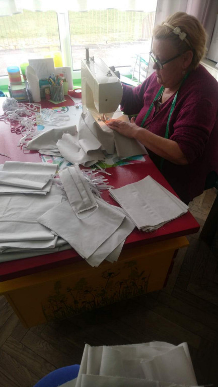 Lewin Brzeski szyje maseczki!