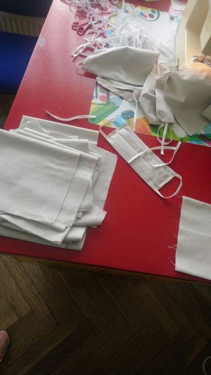 Lewin Brzeski szyje maseczki!