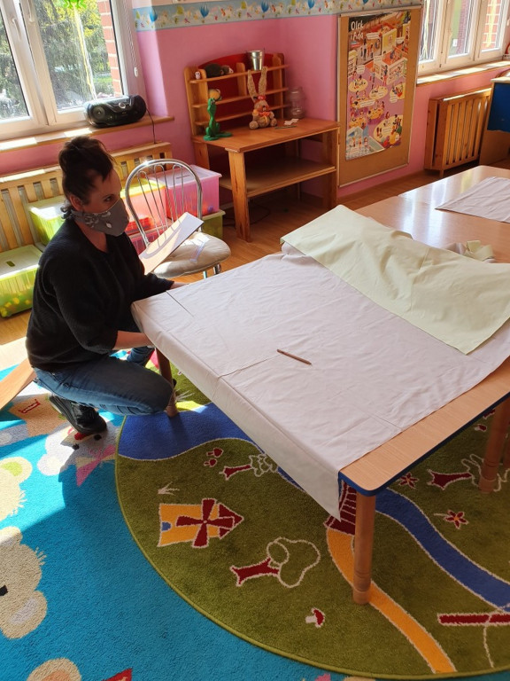 Lewin Brzeski szyje maseczki!