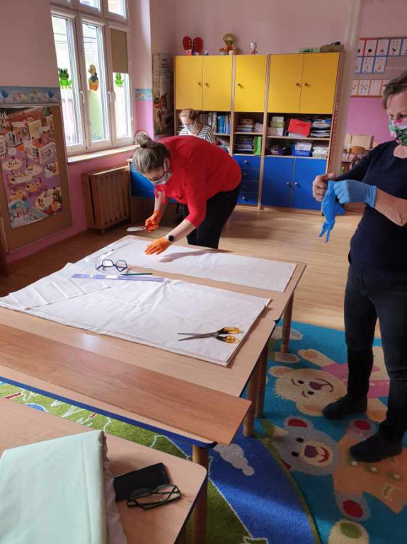 Lewin Brzeski szyje maseczki!