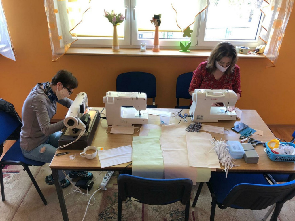 Lewin Brzeski szyje maseczki!