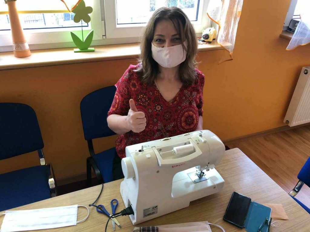 Lewin Brzeski szyje maseczki!