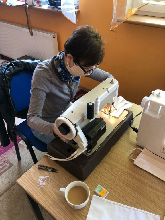 Lewin Brzeski szyje maseczki!