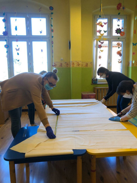 Lewin Brzeski szyje maseczki!