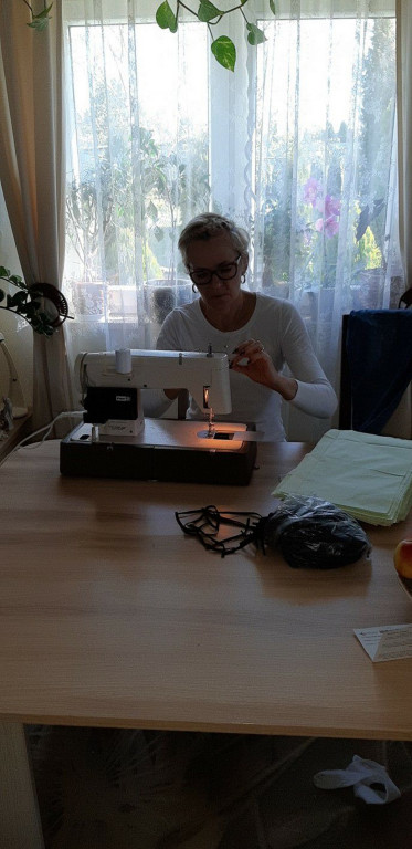 Lewin Brzeski szyje maseczki!