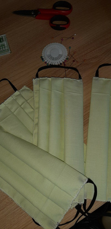 Lewin Brzeski szyje maseczki!