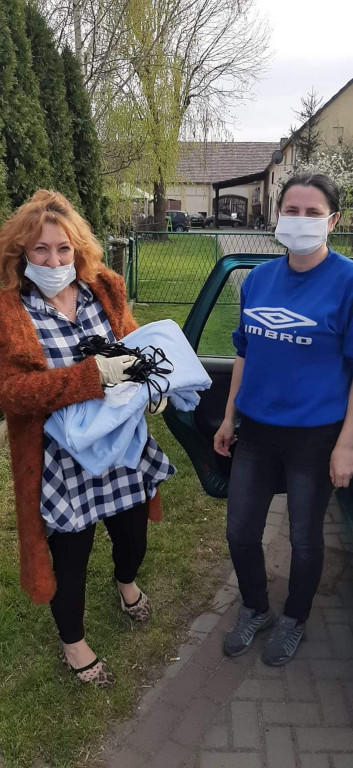 Lewin Brzeski szyje maseczki!