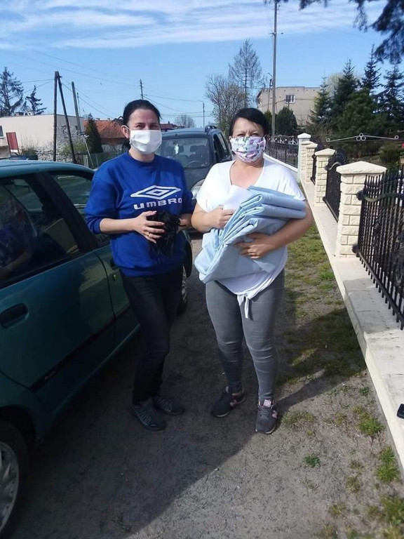 Lewin Brzeski szyje maseczki!