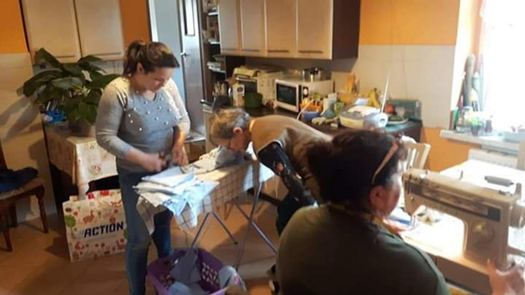 Lewin Brzeski szyje maseczki!