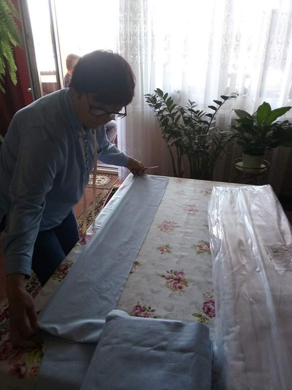 Lewin Brzeski szyje maseczki!