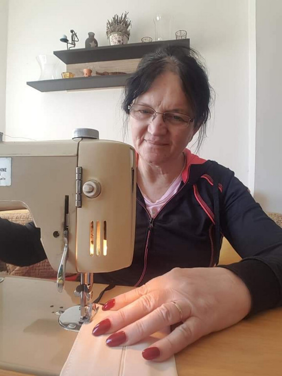 Lewin Brzeski szyje maseczki!