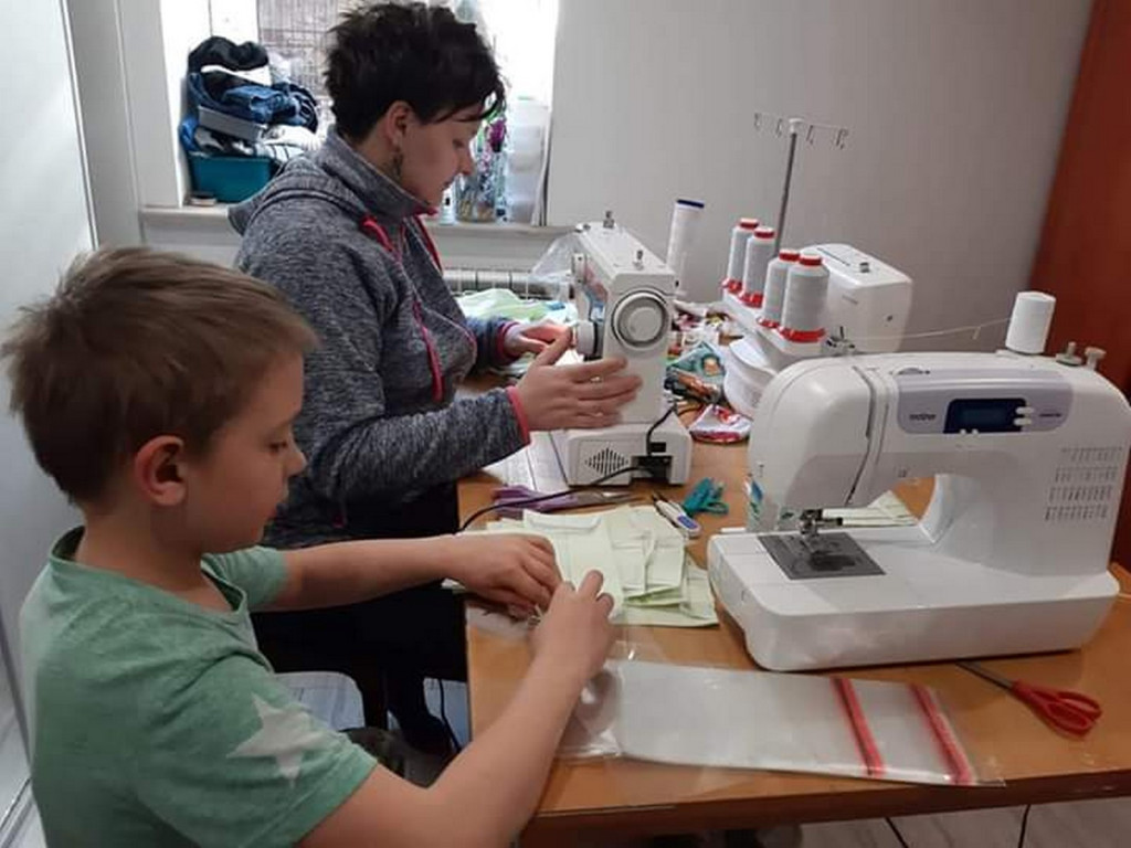 Lewin Brzeski szyje maseczki!