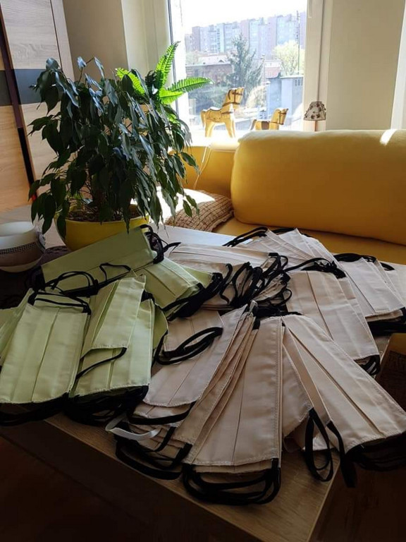 Lewin Brzeski szyje maseczki!