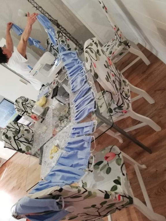 Lewin Brzeski szyje maseczki!