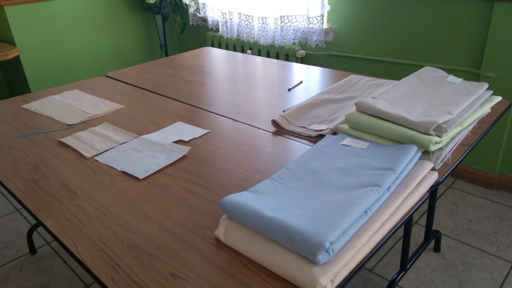 Lewin Brzeski szyje maseczki!