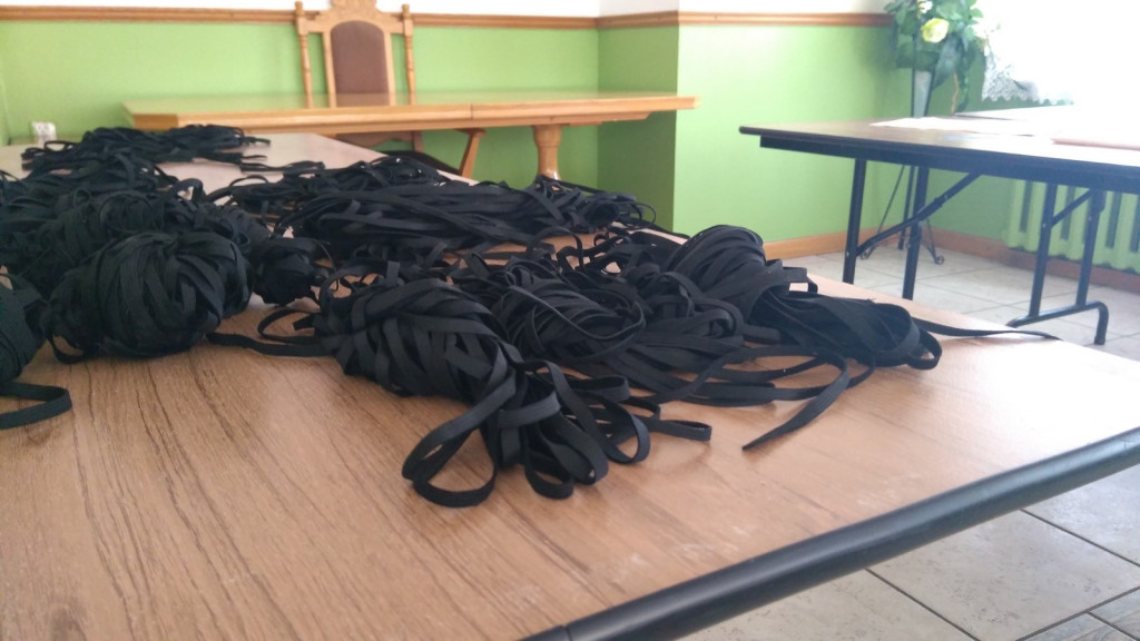 Lewin Brzeski szyje maseczki!