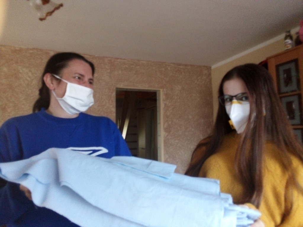 Lewin Brzeski szyje maseczki!