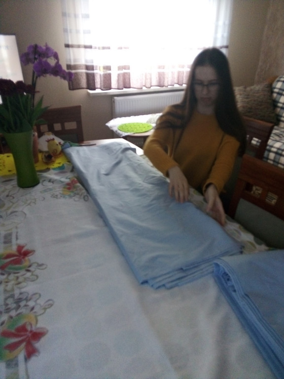 Lewin Brzeski szyje maseczki!