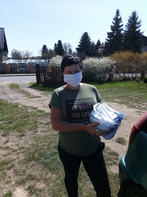 Lewin Brzeski szyje maseczki!