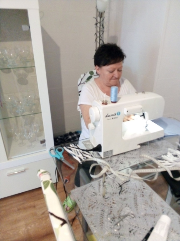 Lewin Brzeski szyje maseczki!