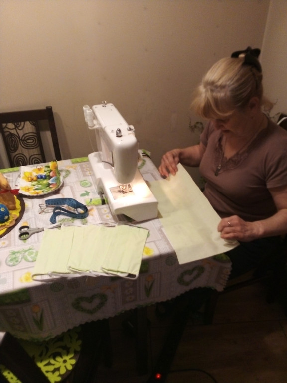 Lewin Brzeski szyje maseczki!