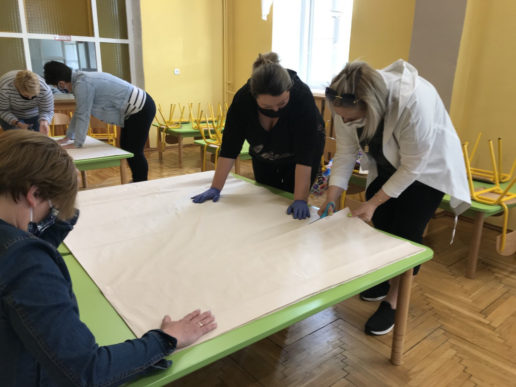 Lewin Brzeski szyje maseczki!