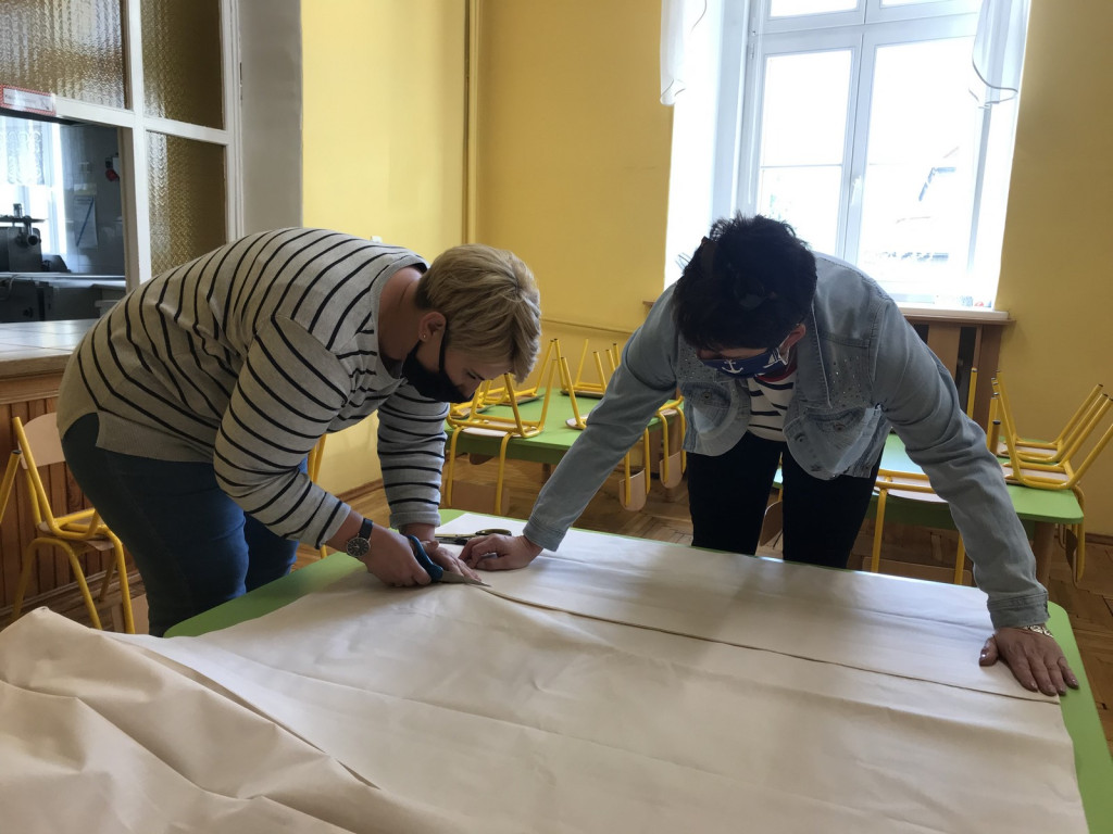 Lewin Brzeski szyje maseczki!