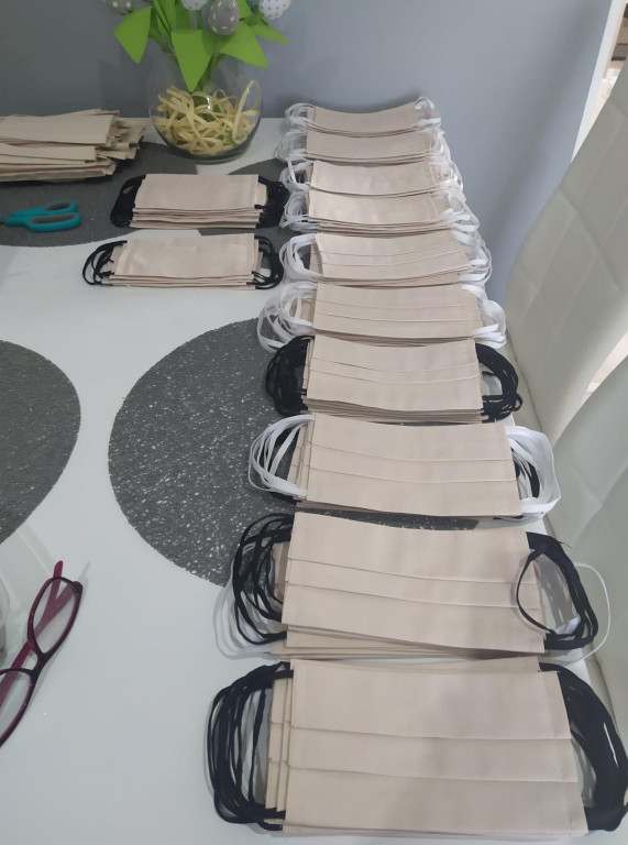 Lewin Brzeski szyje maseczki!