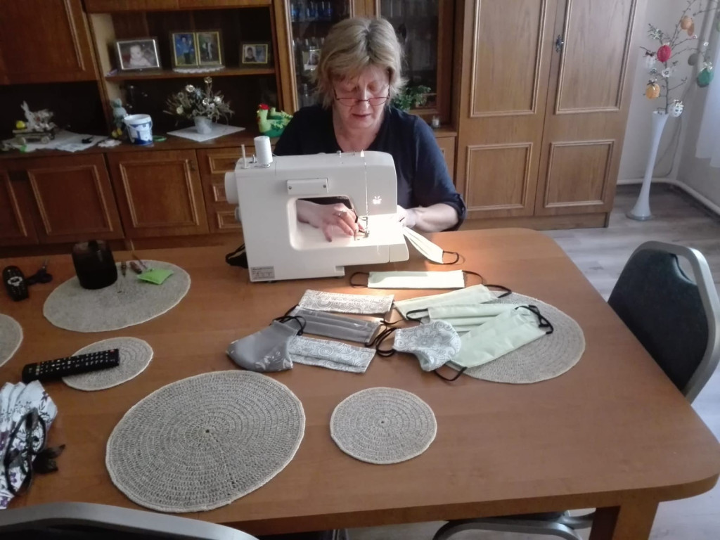 Lewin Brzeski szyje maseczki!