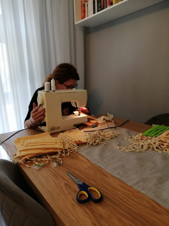 Lewin Brzeski szyje maseczki!