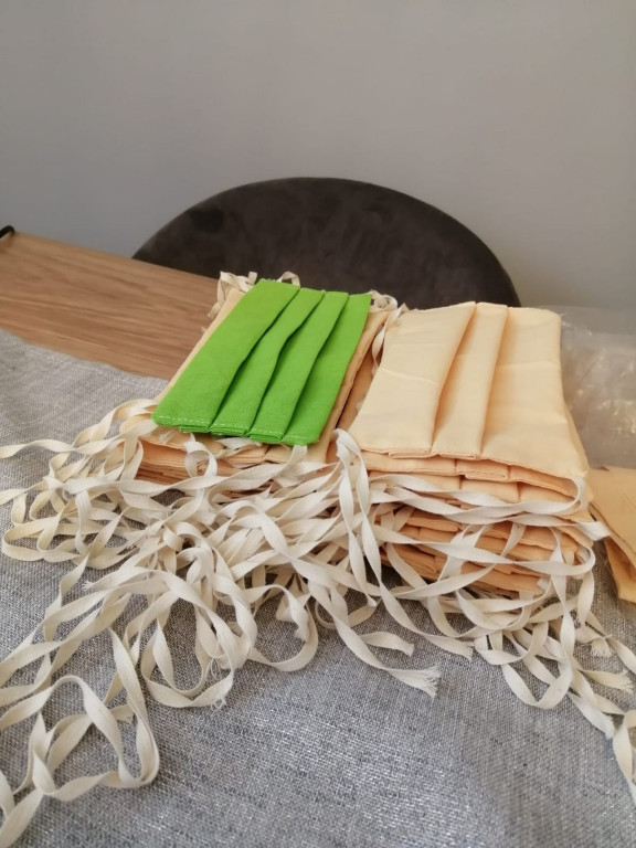 Lewin Brzeski szyje maseczki!