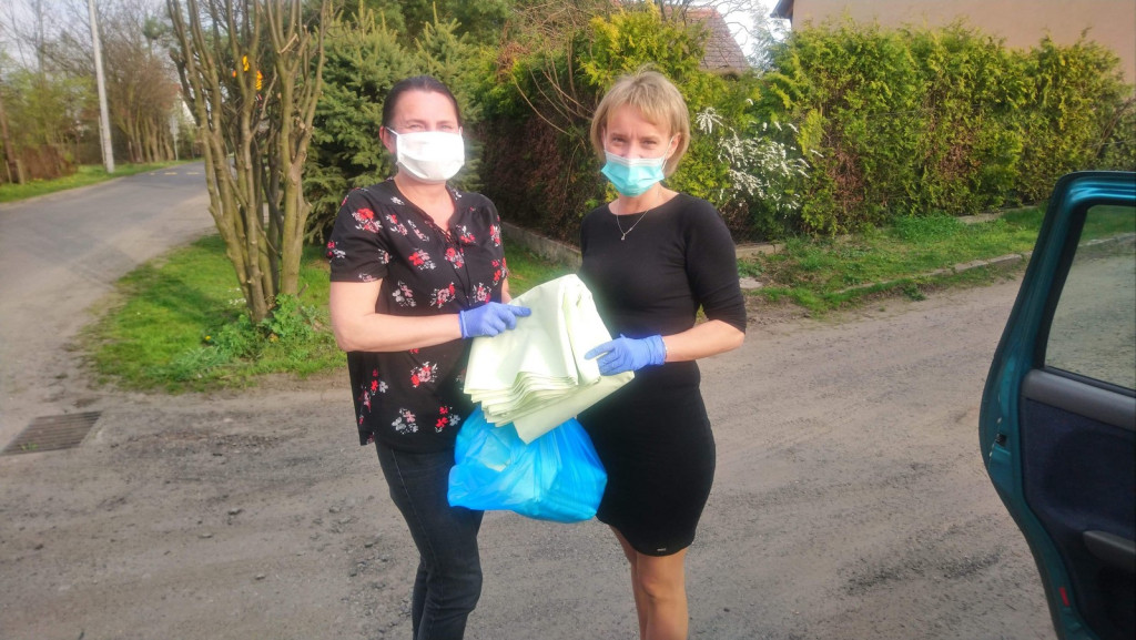 Lewin Brzeski szyje maseczki!