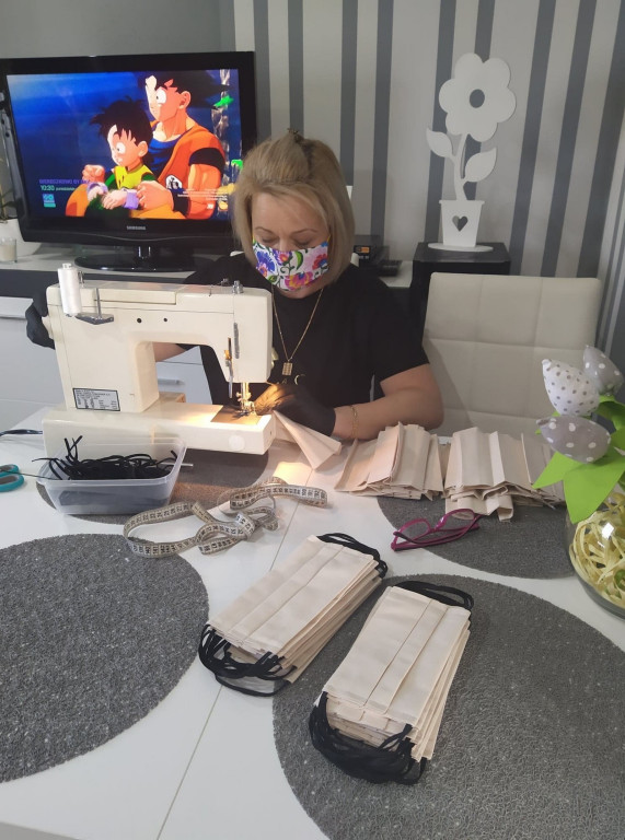 Lewin Brzeski szyje maseczki!