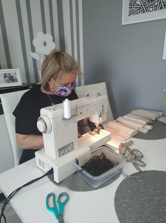 Lewin Brzeski szyje maseczki!