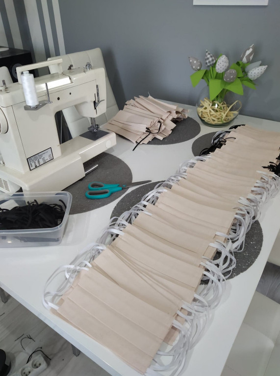 Lewin Brzeski szyje maseczki!