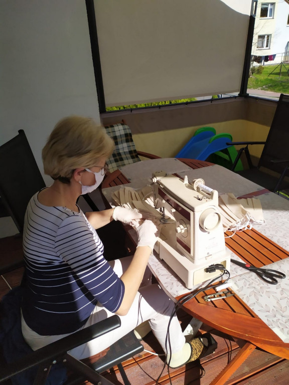 Lewin Brzeski szyje maseczki!