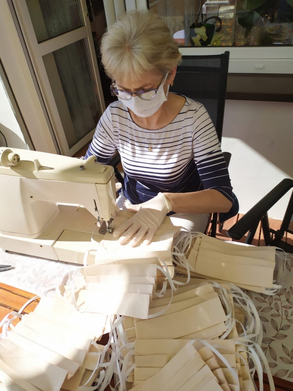 Lewin Brzeski szyje maseczki!