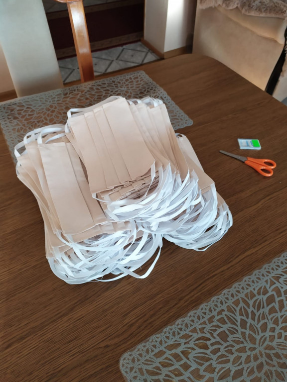 Lewin Brzeski szyje maseczki!